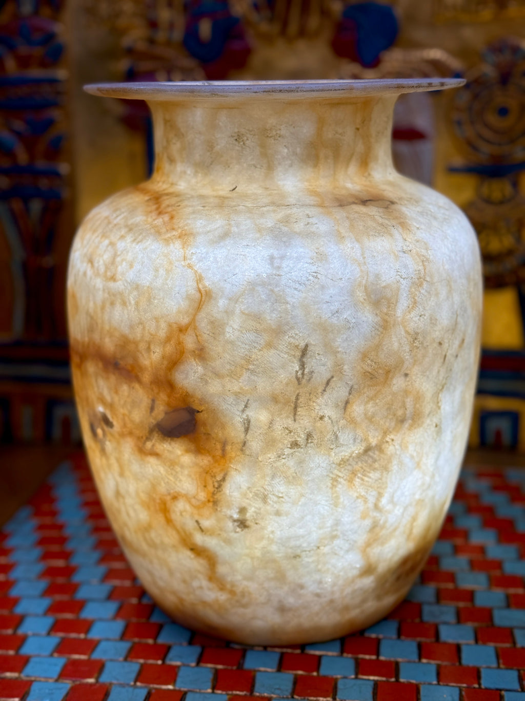 Broad cream alabaster vase with caramel-coloured swirls, rounded shoulders and a wide flared rim — additional view 1.