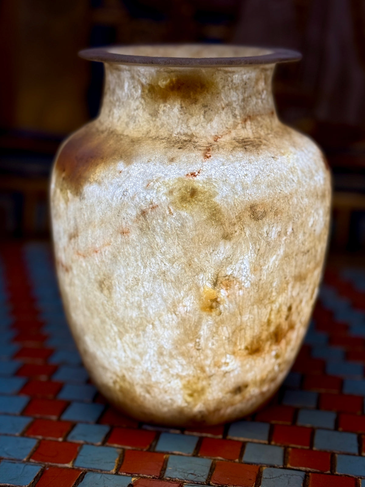 Slender cream alabaster vase with warm flowing veins, rounded shoulders and a flared rim — additional view 1.